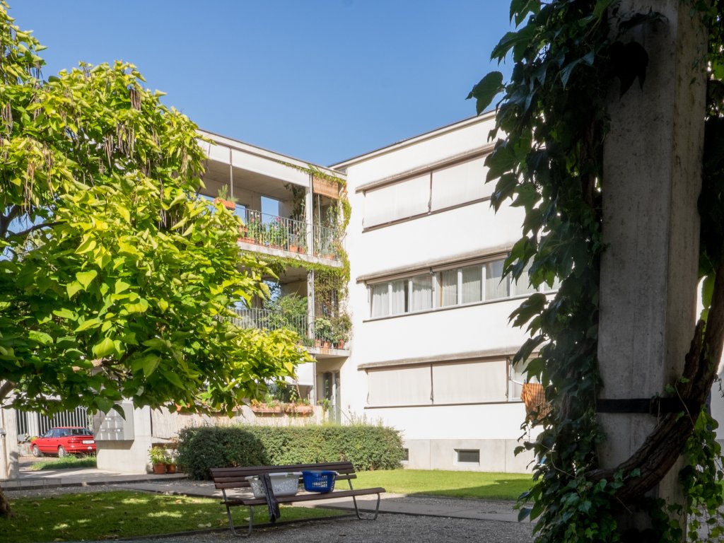 Blick auf Balkon und Fensterfront der 4-Zimmer-Wohnungen.
