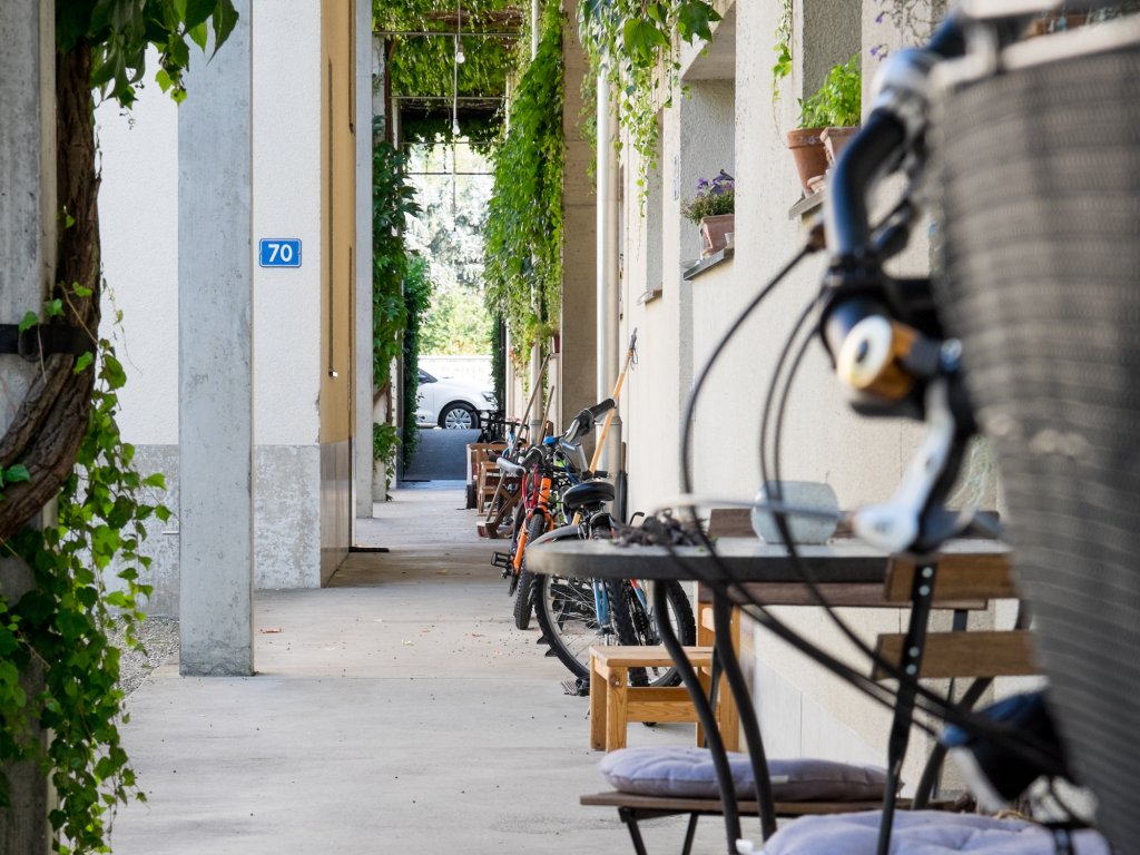 Blick durch den Laubengang, den Kern der Genossenschaft.
