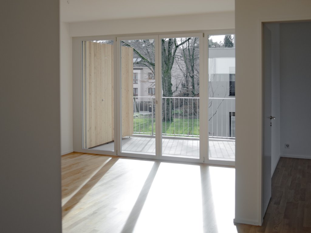 Wohnzimmer mit Balkon